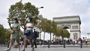 Depuis samedi matin, le port du masque est obligatoire dans une partie des Champs-Elysées, le quartier du Louvre et celui des Batignolles, à Paris.