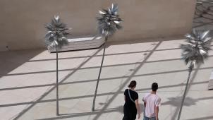 Au rez-de-chaussée, sous la lumière brûlante du soleil dispensée par les hautes baies vitrées, les visiteurs se baladent entre les palmiers métalliques de David Zink Yi («
Neusilber-New Silver
», 2009). © D.R.