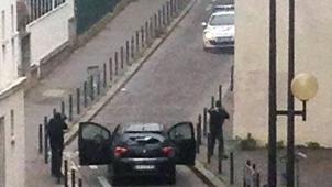 Ici, les deux frères Chérif et Saïd Kouachi, armés à deux pas de la rédaction de «
Charlie Hebdo
», s’apprêtent à faire face à la police dont une voiture est à quelques dizaines de mètres.