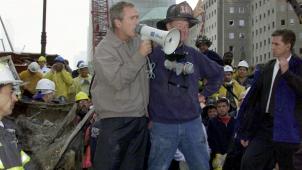 Le président Bush se rendit à Ground Zero alors que les ruines du WTC fumaient encore.
