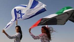 Deux mannequins, une Israélienne et une Emiratie, posent avec leur drapeau lors d’une exhibition de mode à Dubaï, ce 8 septembre. La «
normalisation
» en marche...