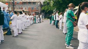 Le mouvement est parti des hôpitaux publics bruxellois. À l’instar des dos tournés à la Première ministre Sophie Wilmès en visite à l’hôpital Saint-Pierre, en mai dernier.