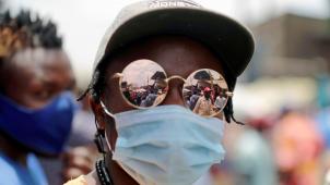 Médecins et experts avancent plusieurs hypothèses pour expliquer le cas particulier de l’Afrique face à la pandémie.