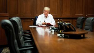 Donald Trump au travail dans la salle de conférence de la suite présidentielle, à l’hôpital militaire de Bethesda, dans le Maryland, où il a été placé en observation.