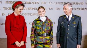 Petite séance de photos officielles
: la duchesse en uniforme entourée du regard fier et bienveillant de ses parents.