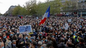 Dans la foule des participants au rassemblement, place de la République à Paris, le portrait de Samuel Paty - le professeur assassiné - et le drapeau français figuraient en bonne place.