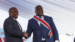 Joseph Kabila (à g.) et Félix Tshisekedi - ici, lors de la passation de pouvoir en janvier 2019 - sont condamnés à s’entendre. Mais les tensions s’aggravent entre leurs partisans respectifs.
