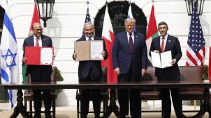 Sous l’agide de Trump, les Émirats arabes unis et Bahrein, ont procédé, en septembre 2020, à la reconnaissance de l’État d’Israël, laissant ainsi tomber les Palestiniens.