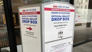 Dans cette urne installée dans une rue de Washington D.C., les électeurs peuvent déposer leurs bulletins de vote par correspondance.