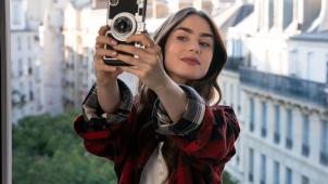 Les selfies d’Emily  (Lily Collins) racontent  son quotidien dans les  beaux quartiers  parisiens .