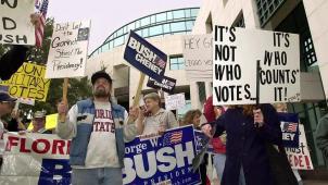 En 2000, l’élection présidentielle avait donné lieu à une fameuse empoignade devant la justice entre le camp Bush et le camp Gore, qui avait exigé un recomptage des voix en Floride. C’est finalement le candidat républicain qui avait été désigné vainqueur.