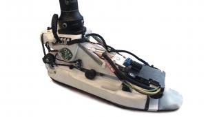 Une technologie intégrée dans le pied bionique, qui peut entrer dans une chaussure.