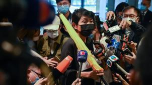 Les membres du camp démocrate au Parlement - certains arborant le parapluie jaune, symbole du mouvement de contestation - ont démissionné en bloc, le 12 novembre, en signe de protestation contre la mainmise croissante de Pékin.