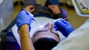 Toutes catégories confondues, 30,7% des citoyens déclarent avoir reporté leur visite chez le dentiste en 2020, contre 25% en 2015.