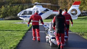 Un patient atteint par le covid-19 est transféré par hélicoptère de Liège vers un hôpital allemand, le 3 novembre dernier.
