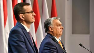 Les Premiers ministres hongrois, Viktor Orban (à dr.), et polonais Mateusz Morawiecki, campent sur leur position.