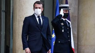 Empêtré dans la crise policière, Emmanuel Macron cherche à reprendre la main.