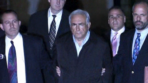 Le 14 mai 2011, sur les chaînes de télévision du monde entier, apparaît le visage de Dominique Strauss-Kahn, arrêté à New York.