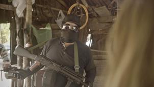 Águila, un des armuriers du cartel de Sinaloa, porte en bandoulière un fusil modifié.