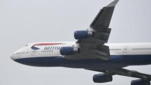 Un Boeing 747 de la British Airways survole l’aéroport de Londres-Heathrow, le 8 octobre 2020.