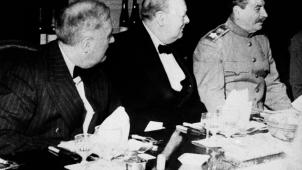 En 1943, Churchill lors d’un dîner entre Roosevelt (à g.) et Staline. «Si seulement je pouvais dîner avec Staline une fois par semaine, il n’y aurait plus aucun problème.»
