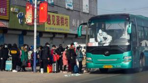 Départ en bus pour un lieu de quarantaine, lundi à Shijiazhuang, dans le Hebei: les autorités déploient les grands moyens à chaque découverte de nouvelles contaminations.