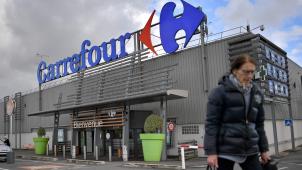 Carrefour a moins de magasins que Couche-Tard, mais il est présent dans plus de pays et emploie beaucoup plus de personnel pour un chiffre d’affaires de 25% supérieur. En revanche, sa capitalisation boursière est très inférieure à celle du géant canadien.
