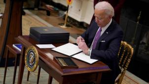 Sans perdre de temps, Joe Biden signe les premiers décrets de sa présidence.