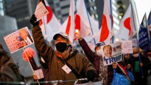 Les partisans de Donald Trump ont bruyamment fait entendre leur déception dans les rues de Tokyo, le 20 janvier, jour de l’investiture de Joe Biden.