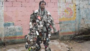 «Pape Noir, Ndaku Ya la Vie est Belle – 2020»: une image à nouveau visible dans l’exposition Fulu Act, résultant de la collaboration entre deux collectifs de performeurs congolais et le photographe Colin Delfosse.