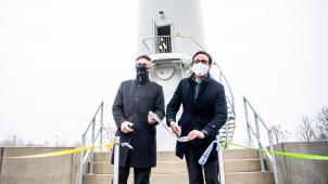 Bernard Marchant, le patron de Rossel (à g.), et Grégoire Dallemagne, le CEO de Luminus, ont symboliquement inauguré l’éolienne de Rossel Printing Company... dont le sommet était à ce moment noyé dans le brouillard.