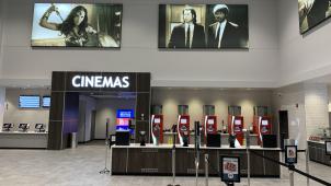 En 2021, la salle de cinéma n’est plus l’élément central, indispensable à la sortie d’un film. Et les multiplexes, ces paquebots du 7e Art qu’on imaginait insubmersibles, sont en première ligne.