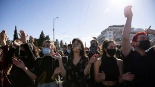 Depuis un mois, étudiants et enseignants descendent dans les rues d’Athènes pour dénoncer le projet de loi sécuritaire du gouvernement.
