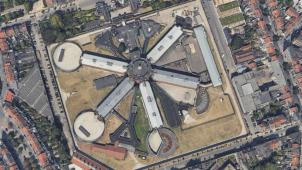 La prison de Saint-Gilles, caractérisée par un plan en étoile à cinq branches, a été ouverte en 1885 et offre une surface de six hectares.
