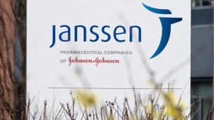 Le vaccin Janssen utilise lui aussi un adénovirus humain qui a été affaibli et modifié pour provoquer une réaction immunitaire du corps face à ce virus.