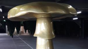 Sylvie Fleury, «Mushroom Autowave Rich-Gold Petzold silber F14», 2008, fibre de verre, peinture de carrosserie métalisée, 260 x 250 cm. Courtesy de l’artiste et galerie Almine Rech, Bruxelles/Paris. Photographie D.R.