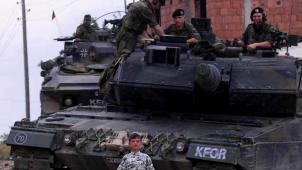 Un char allemand de la Kfor dans les rues de Prizren, au Kosovo. Rompant avec la prudence observée au plan militaire depuis 1945, l’Allemagne s’était engagée en 1999 dans cette mission de maintien de la paix sous le commandement de l’Otan.