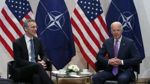Joe Biden (à dr.), alors vice-président des Etats-Unis, avait rencontré Jens Stoltenberg, secrétaire général de l’Otan, lors du Forum sur la sécurité, en février 2015 à Munich.