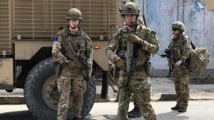 Des soldats britanniques de la Force de l’Otan sécurisent le lieu d’une attaque terroriste, le 6 mars 2020 à Kaboul.