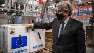 Ces caisses en carton contiennent de quoi administrer une première dose à 6000 personnes. Elles sont destinées aux Pays-Bas. Thierry Breton y placarde un drapeau européen. © Mathieu Golinvaux.