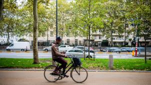 «Dans des villes comme Bruxelles, on arrive à une accumulation d’expositions après huit ou neuf heures de vélo», explique la présidente de l’Ecole de santé publique de l’ULB.