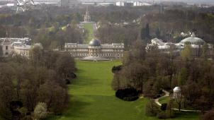 Vue aérienne du domaine royal de Laeken. Des politiques veulent rendre publique une partie des jardins. Derrière le château, au loin, le parc de Laeken, et ses dizaines d’hectares déjà accessibles à la population…