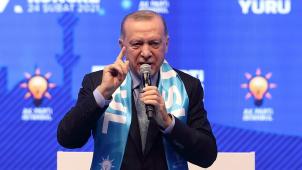Recep Tayyip Erdogan a donné raison aux pronostics pessimistes: pendant plus d’une heure, il a détaillé des dizaines de mesures parfois très vagues ou, au contraire, très techniques, sans rien annoncer de notable dans les domaines où il se savait attendu au tournant.