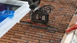 Le RoboBrick est un robot de pose automatique de plaquettes de parement complété par un logiciel de création de motifs de briques.