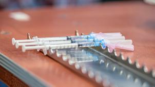 L’Agence nationale de la santé danoise a annoncé jeudi que le Danemark avait suspendu l’inoculation du vaccin d’AstraZeneca pour au moins deux semaines.