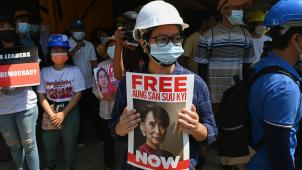 La junte n’a pas libéré Aung San Suu Kyi: au contraire, elle est maintenant accusée d’avoir reçu pour 600.000 dollars de pots-de-vin et plus de 11 kilos d’or. Une accusation farfelue de plus?