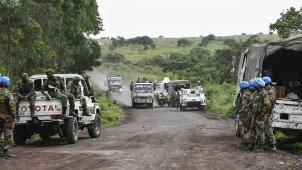 Des soldats des Nations unies et des forces armées congolaises sécurisent une route près du parc national des Virunga.