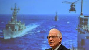 Josep Borrell, jeudi, au siège de l’opération militaire Irini, à Rome, sur fond de déploiement naval.