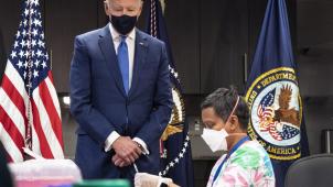 Le président Joe Biden observe un travailleur médical qui prépare un vaccin covid-19 lors de sa visite d