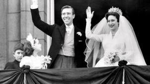 Le 6 mai 1960, la princesse Margaret, la sœur cadette de la reine Elizabeth II de Grande-Bretagne, épouse le photographe Antony Armstrong-Jones. Le couple salue depuis le palais de Buckingham, à Londres, le jour de son mariage.